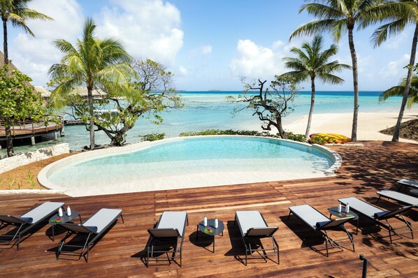 Ulkouima-allas, aurinkovarjoja, aurinkotuoleja