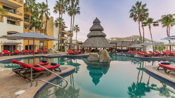 2 buitenzwembaden, parasols voor strand/zwembad