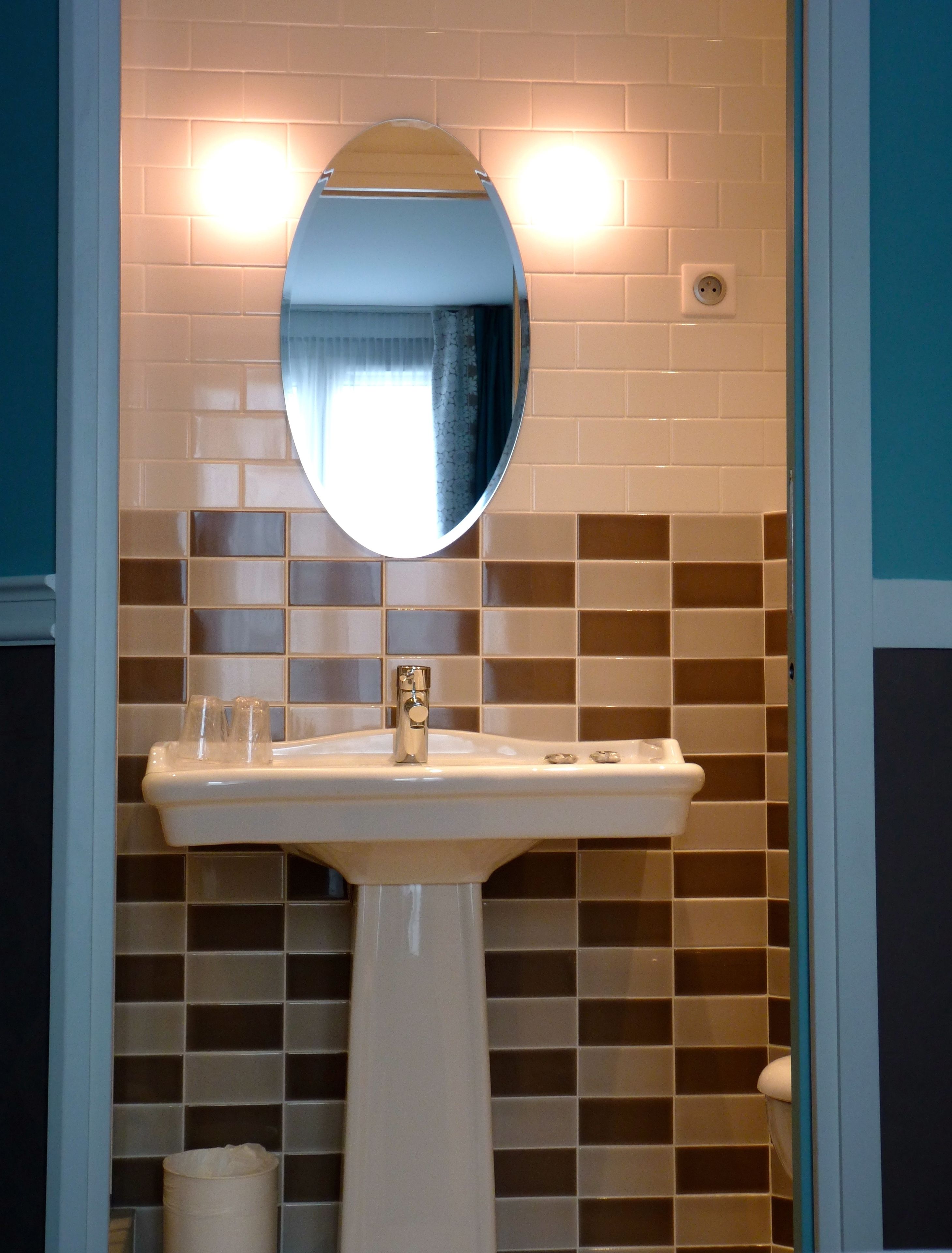 classic twin room | bathroom sink