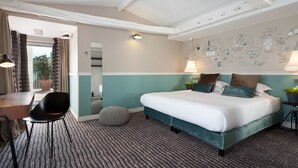 A bedroom with a bed, bedside tables, a desk, and a chair. - Hôtel Les 3 Poussins (Paris)