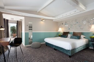 Une chambre à coucher avec un lit, des tables de chevet, un bureau et une chaise.