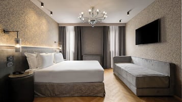 Family Triple Room | Hypo-allergenic bedding, memory foam beds, minibar, in-room safe