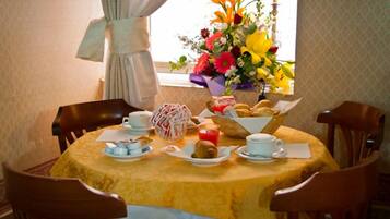 Petit déjeuner continental (9.5 EUR par personne)