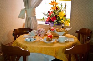 Daily continental breakfast (EUR 9.5 per person)