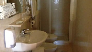 Sèche-cheveux, bidet, serviettes fournies