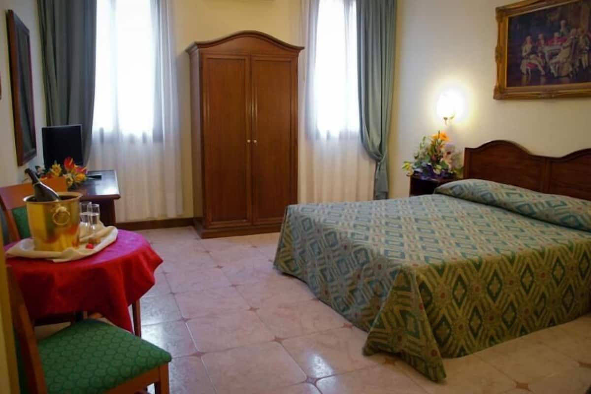 Bureau, lits bébé (en supplément), Wi-Fi gratuit, draps fournis