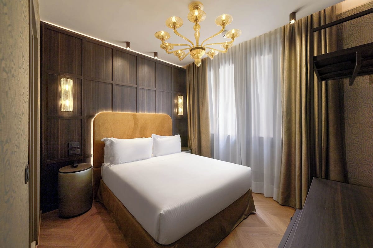 Classic Double or Twin Room | Hypo-allergenic bedding, memory-foam beds, minibar, in-room safe