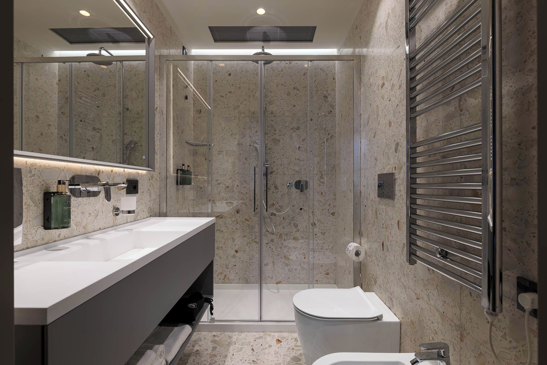 Chambre Double Classique | Salle de bain | Douche, douche à « effet pluie », sèche-cheveux, chaussons