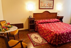 Desk, cots/infant beds, free WiFi, bed sheets - Hotel Atmosphere (Venice)