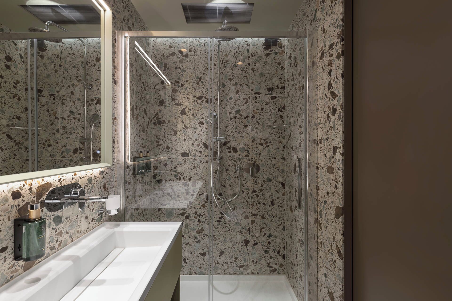 Classic-Doppel- oder -Zweibettzimmer | Badezimmer | Dusche, Regendusche, Haartrockner, Hausschuhe