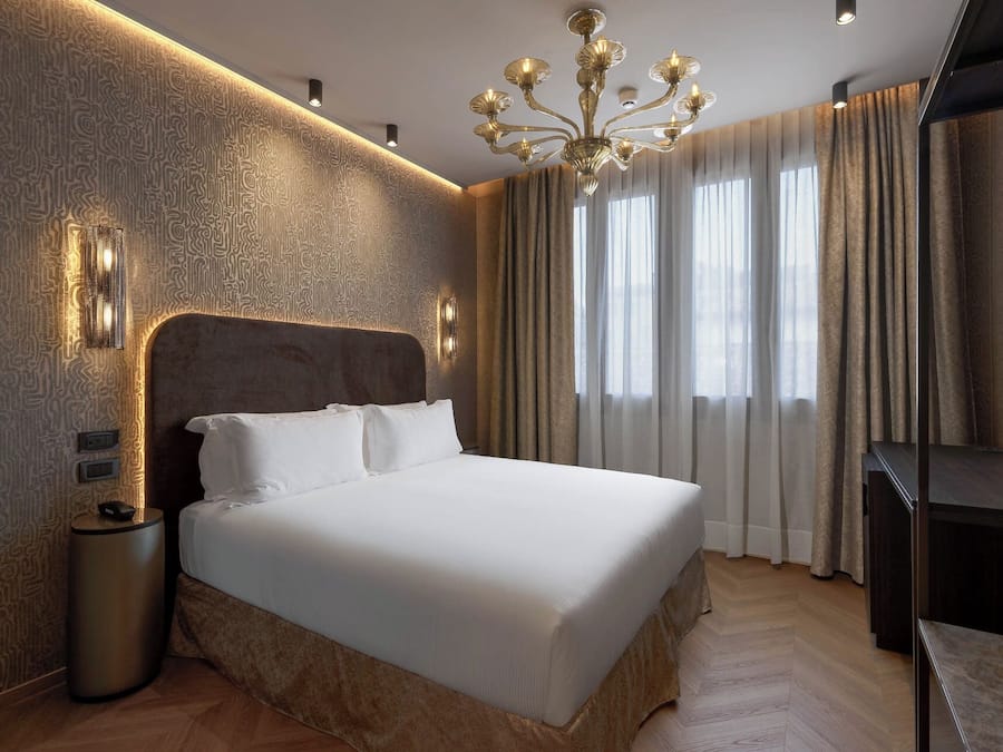 Classic Double Room | Hypo-allergenic bedding, memory-foam beds, minibar, in-room safe