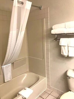 Ensemble douche/baignoire, articles de toilette gratuits, sèche-cheveux