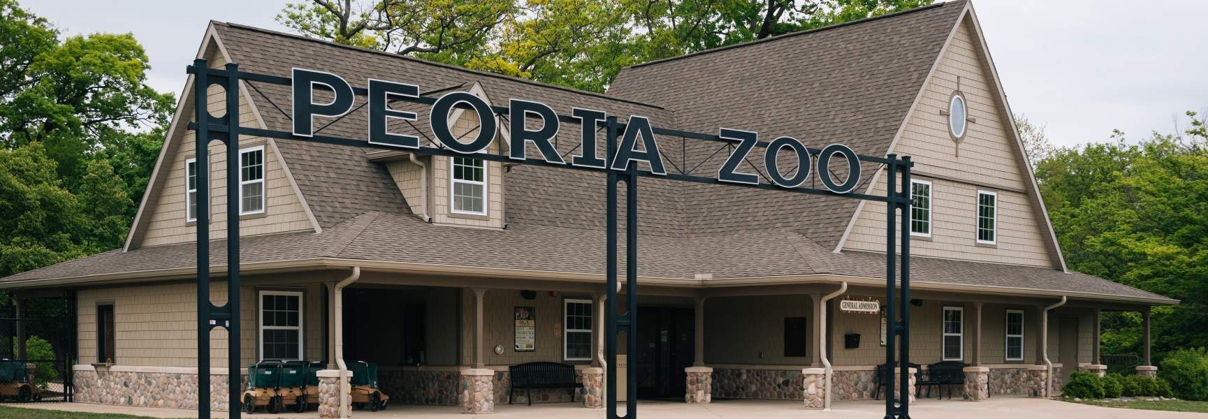 Un edifici amb un rètol que diu "PEORIA ZOO".