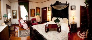 Habitación Deluxe, hidromasaje, vista al jardín | Ropa de cama de alta calidad, edredón y decoración personalizada 