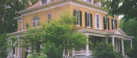 Mặt tiền nơi lưu trú