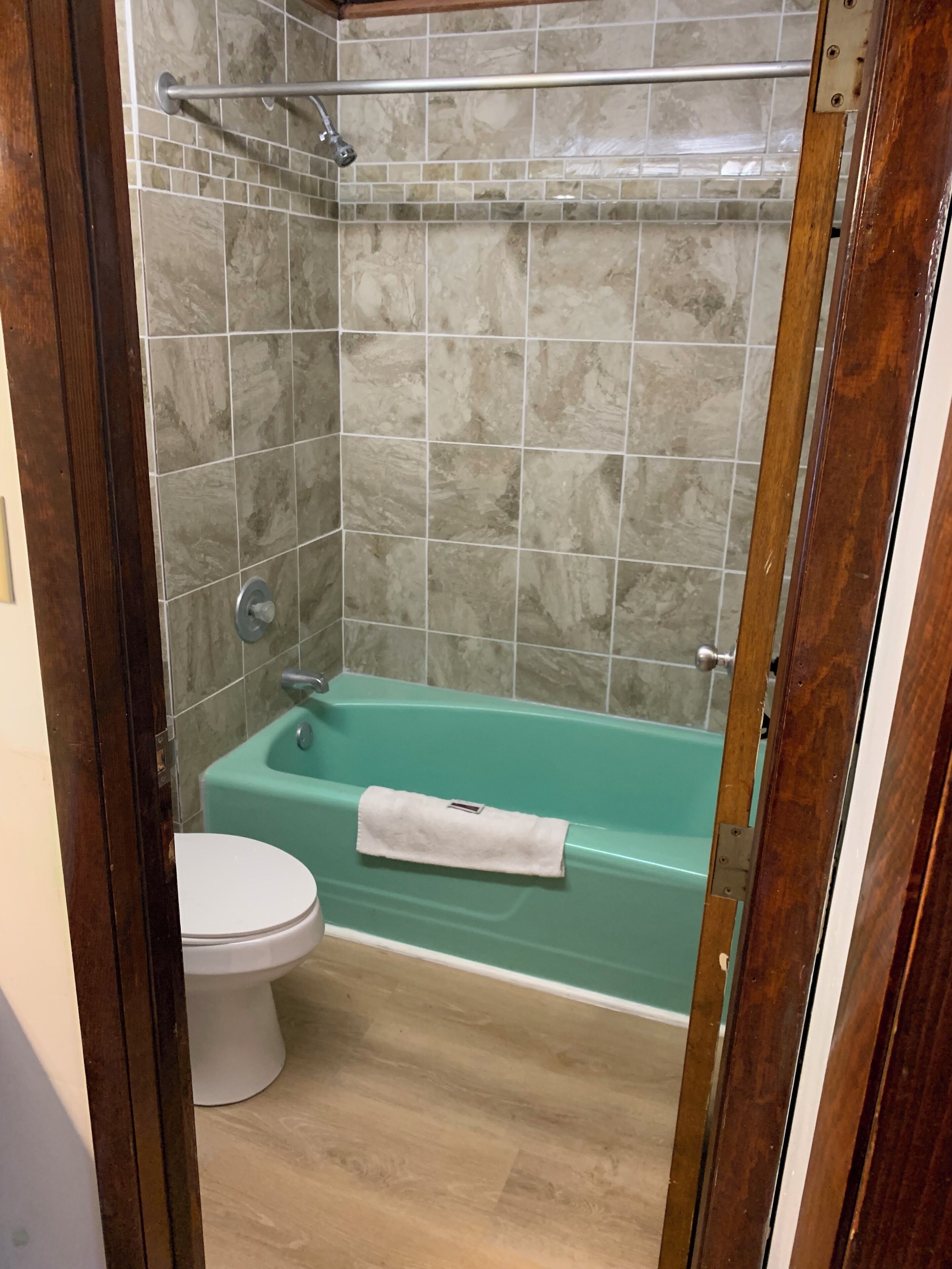 Habitación, 2 camas de matrimonio, no fumadores | Baño | Ducha y bañera combinadas, secador de pelo y toallas