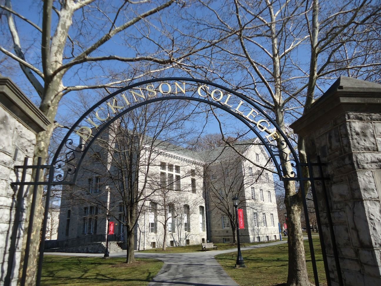 Suuri kivirakennus, jonka kaareva pääsisäänkäynti on koristeltu tekstillä ”Johnson College”.