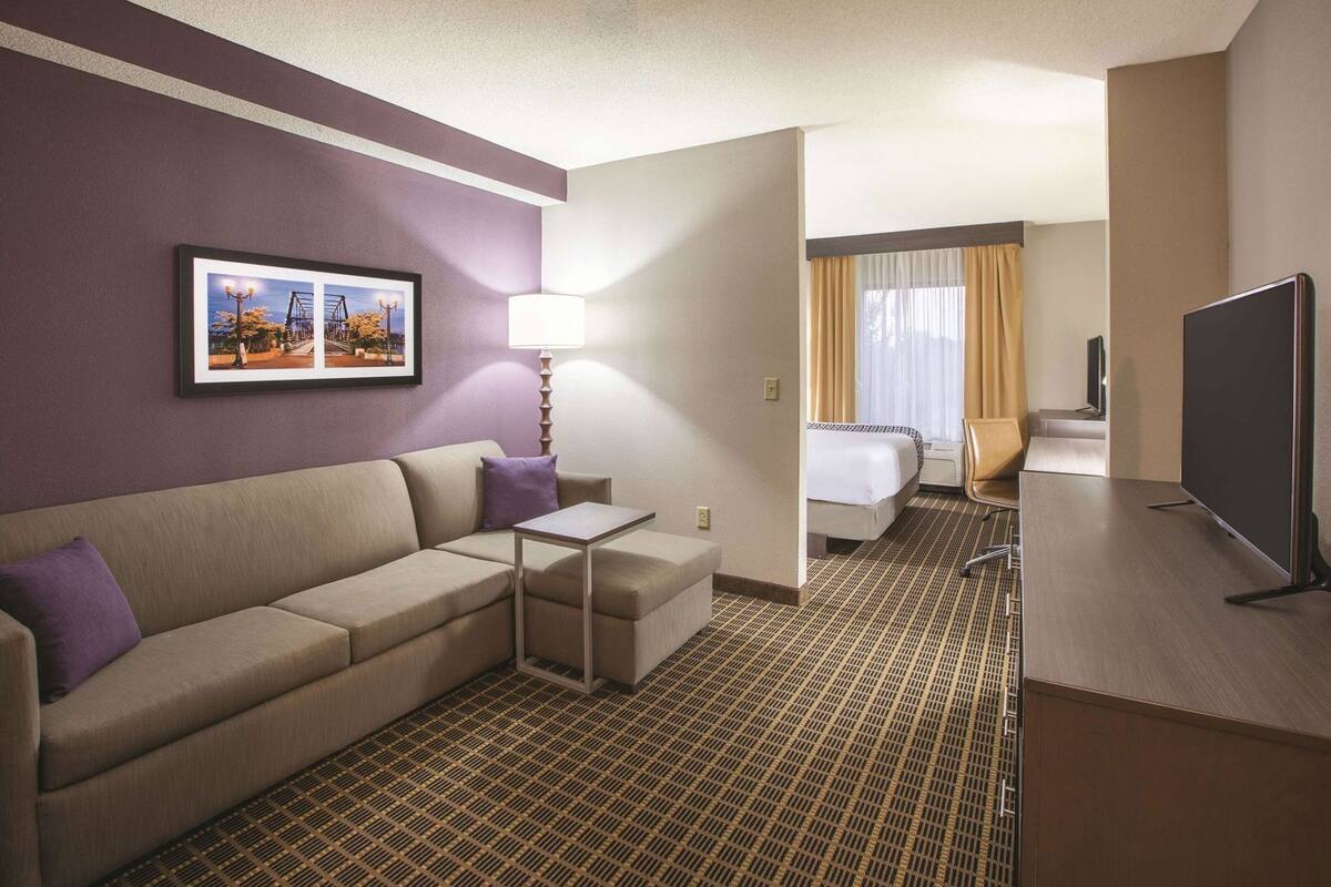 Premium bedding, in-room safe, desk, iron/ironing board