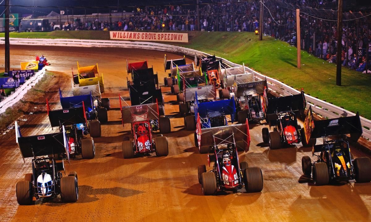 Un evento de carreras de aceleración en el Williams Grove Speedway, con varios coches alineados en la pista.