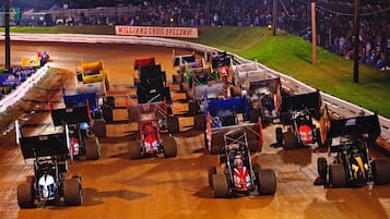 Un evento de carreras de aceleración en el Williams Grove Speedway, con varios coches alineados en la pista.