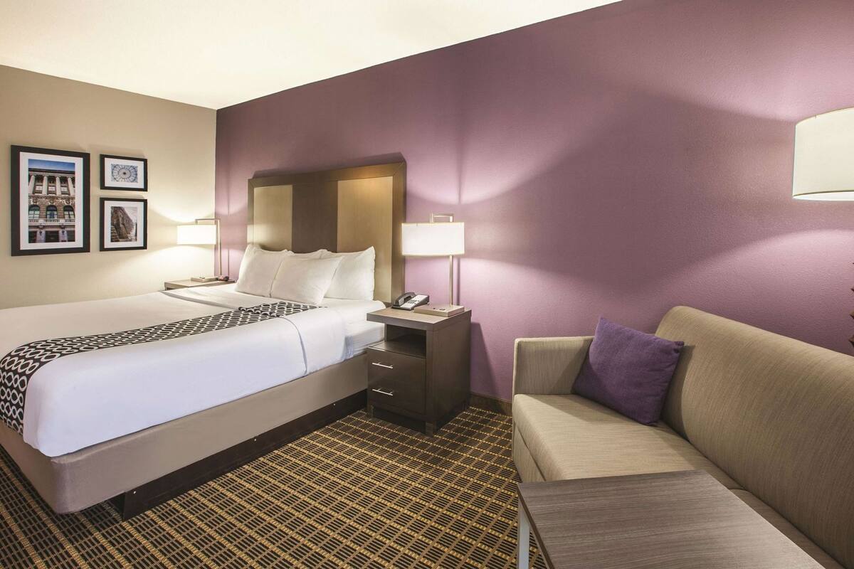 Premium bedding, in-room safe, desk, iron/ironing board