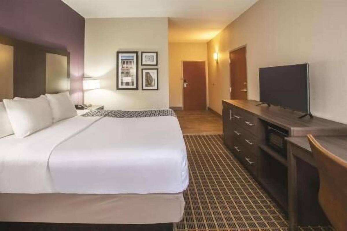 Premium bedding, in-room safe, desk, iron/ironing board