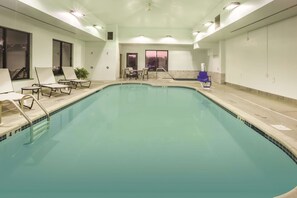 Una piscina cubierta (de 08:00 a 23:00), tumbonas