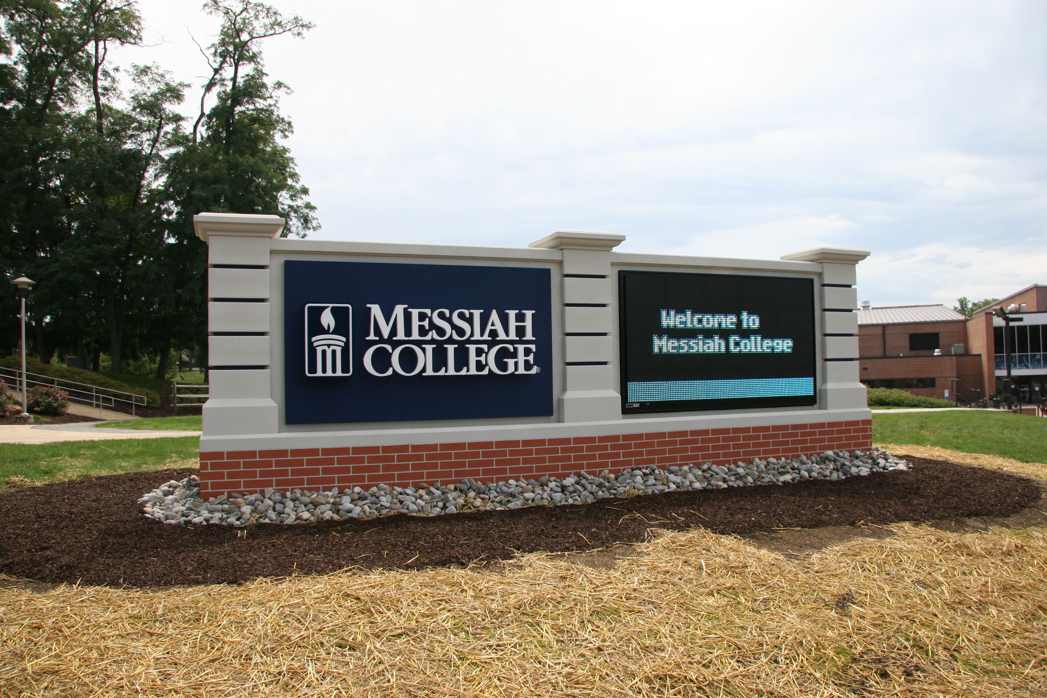 Un panneau indiquant l'emplacement du Messiah College, doté d'un écran numérique.