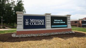 Un panneau indiquant l'emplacement du Messiah College, doté d'un écran numérique.