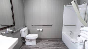 Un bagno moderno con servizi igienici, bidet e vasca da bagno.
