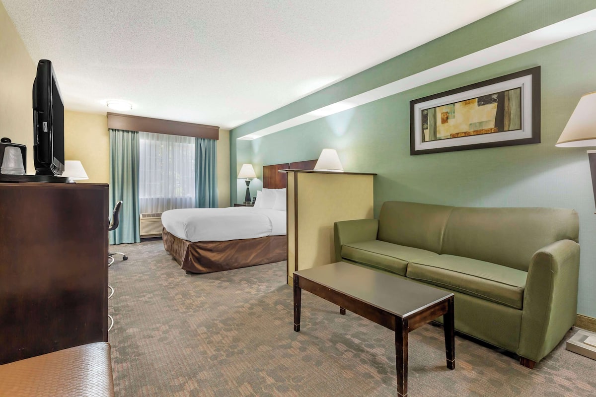 In-room safe, individually decorated, individually furnished, desk