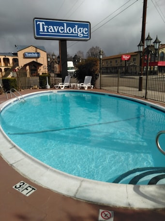 Seasonal outdoor pool, open 9:00 AM to 10:00 PM, sun loungers. Travelodge by Wyndham Bishop