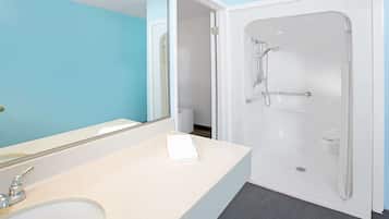 Een bad/douchecombinatie, gratis toiletartikelen, een haardroger