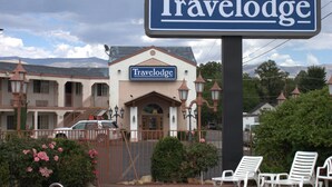Une enseigne Travelodge avec un bâtiment en arrière-plan.