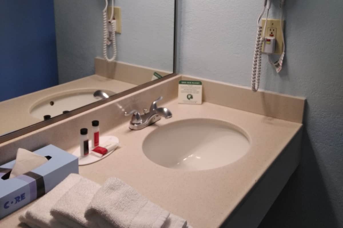 Ducha y bañera combinadas y artículos de higiene personal gratuitos
