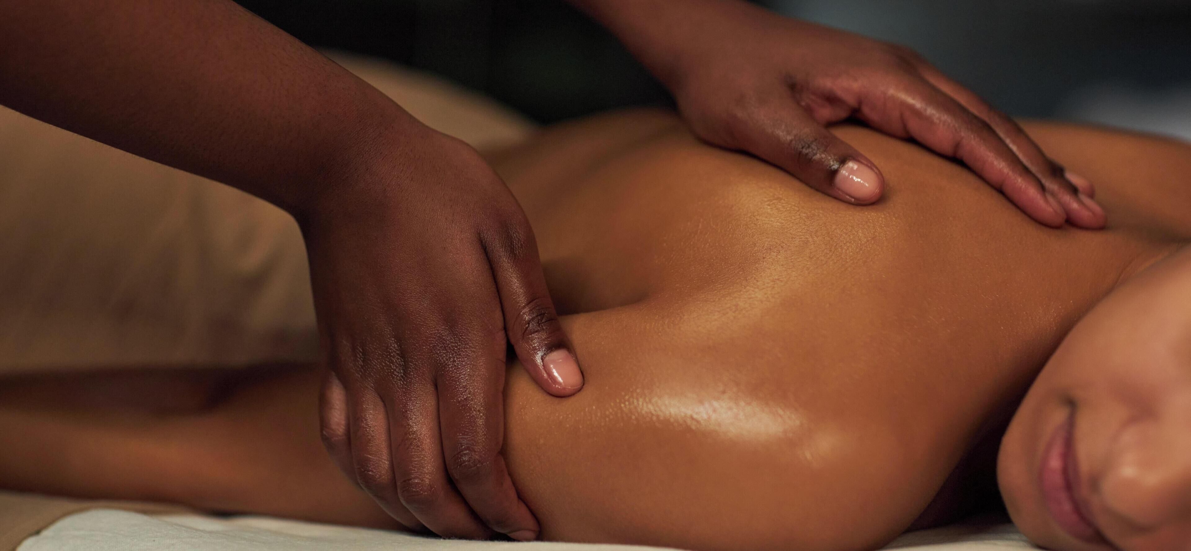 Une personne recevant un massage sur une table de massage.