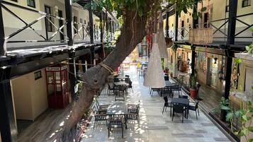 2 restaurants servant le déjeuner