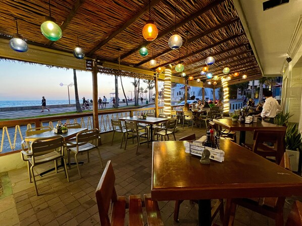 2 restaurants servant le dîner