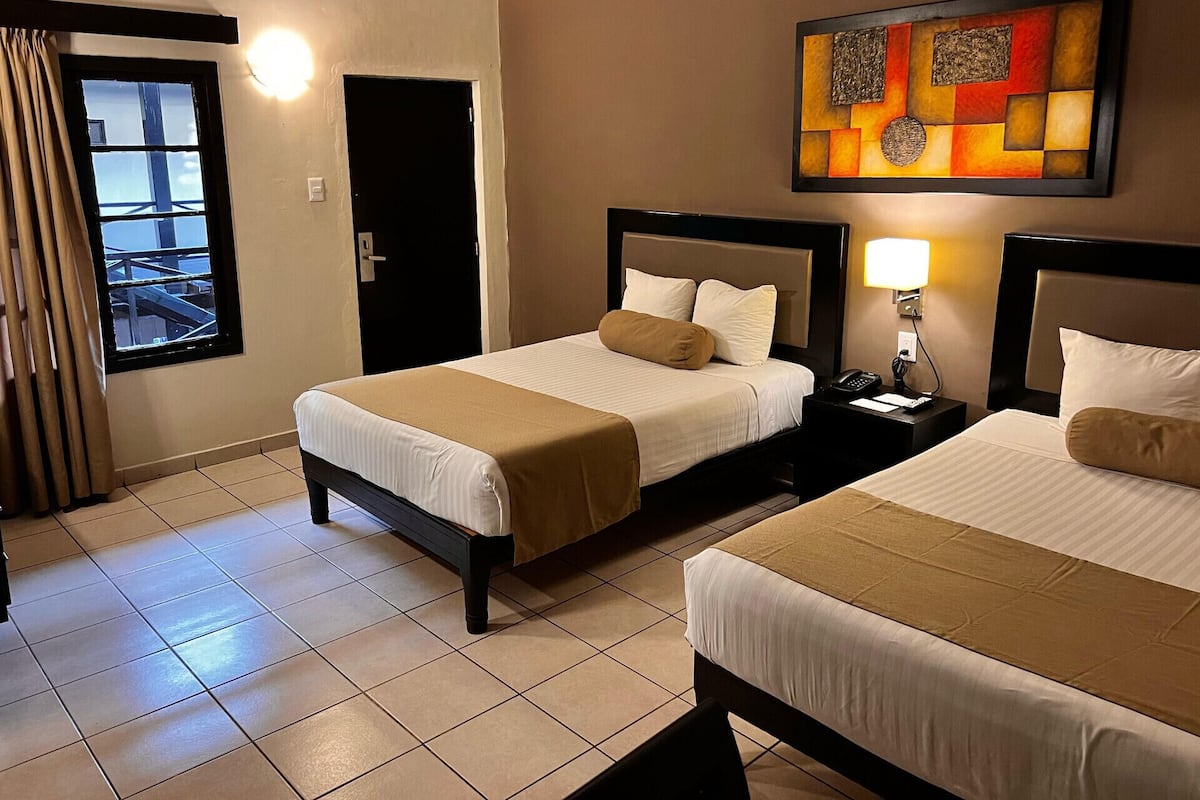 Cortinas blackout, tabla de planchar con plancha y wifi gratis