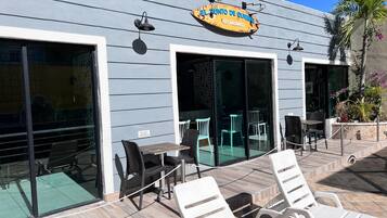 2 restaurants, lunch served