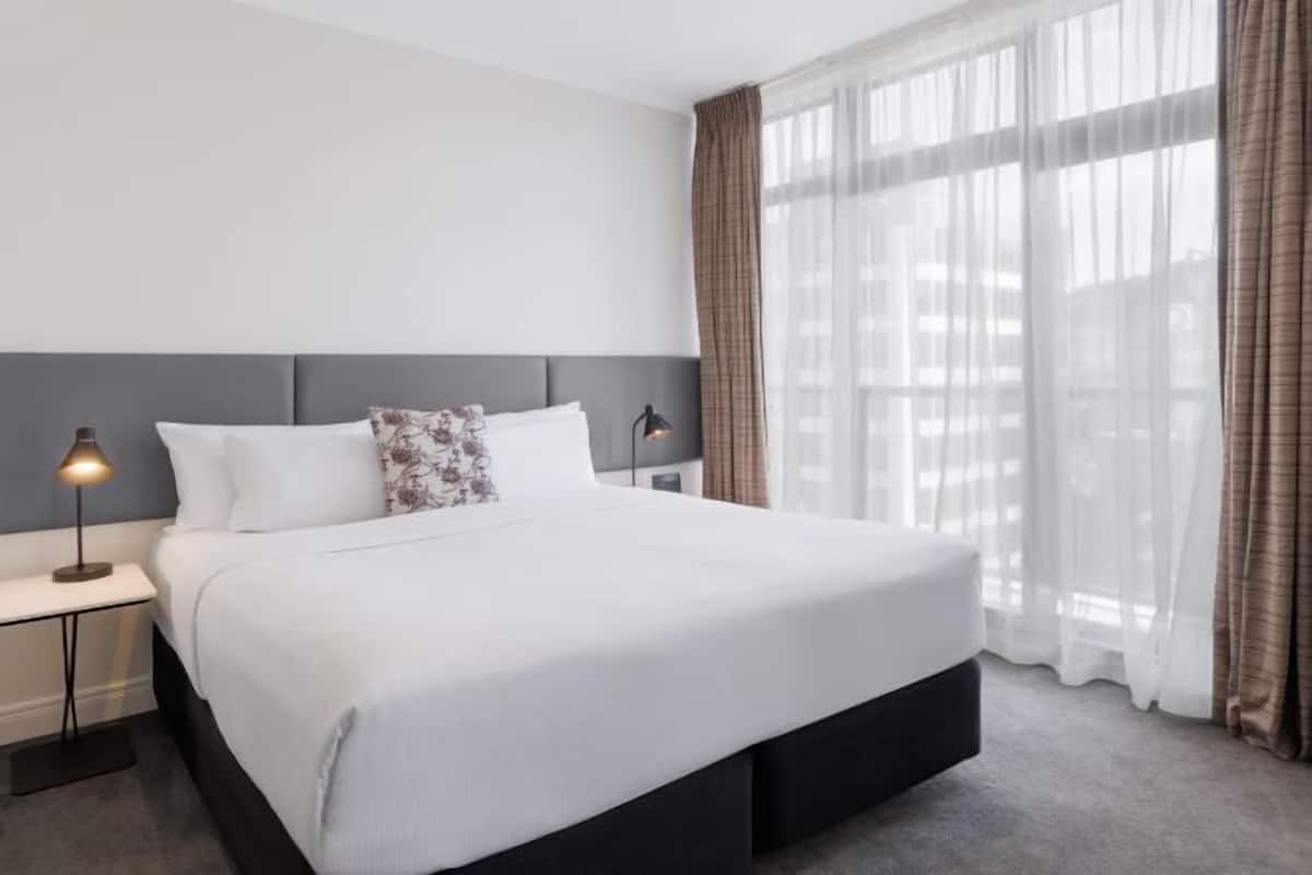 Hypo-allergenic bedding, in-room safe, desk, blackout curtains