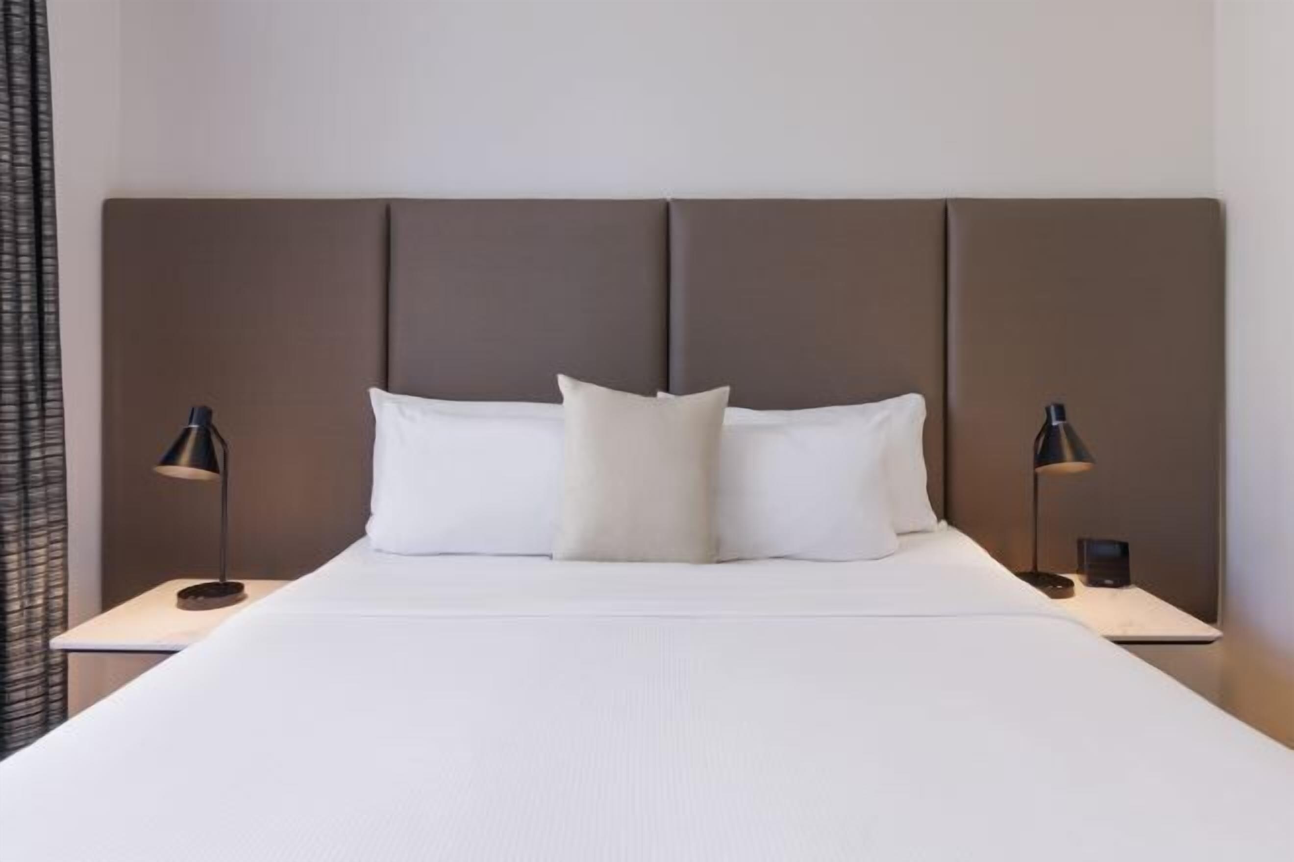 Hypo-allergenic bedding, in-room safe, desk, blackout curtains
