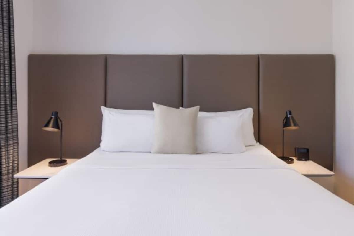 Hypo-allergenic bedding, in-room safe, desk, blackout curtains