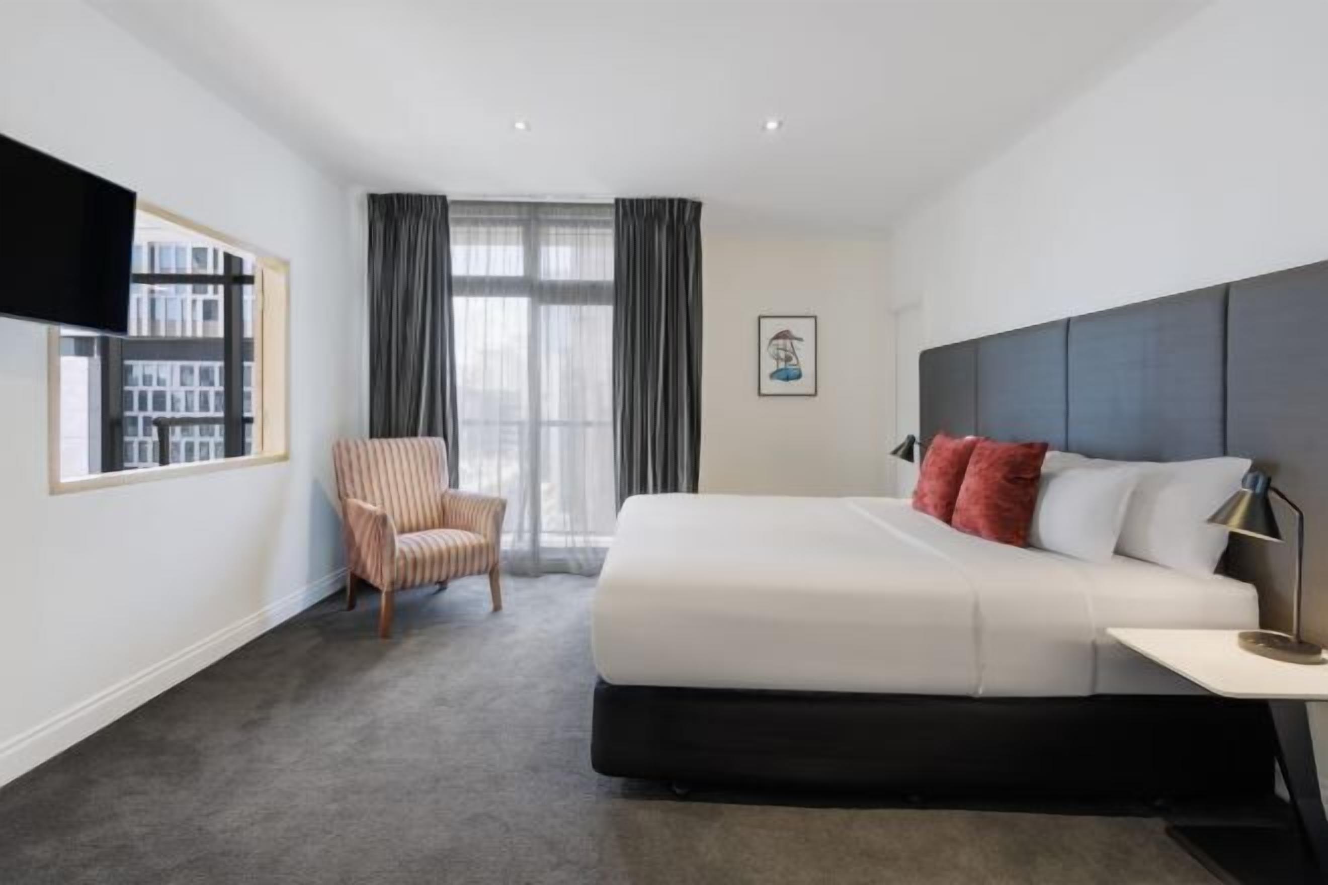 Hypo-allergenic bedding, in-room safe, desk, blackout curtains