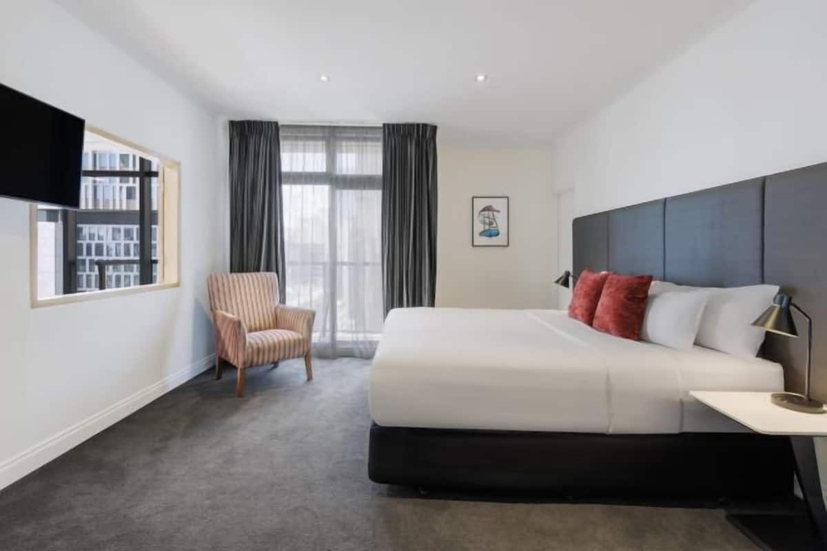 Hypo-allergenic bedding, in-room safe, desk, blackout curtains