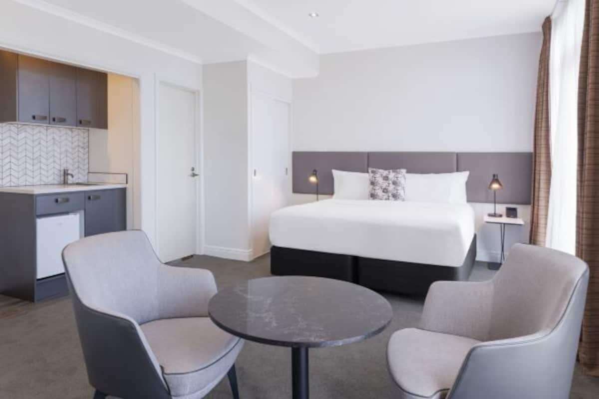 Hypo-allergenic bedding, in-room safe, desk, blackout curtains