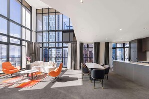 Three Bedroom Penthouse | 客廳 | 44 吋LCD 電視連衛星電視頻道