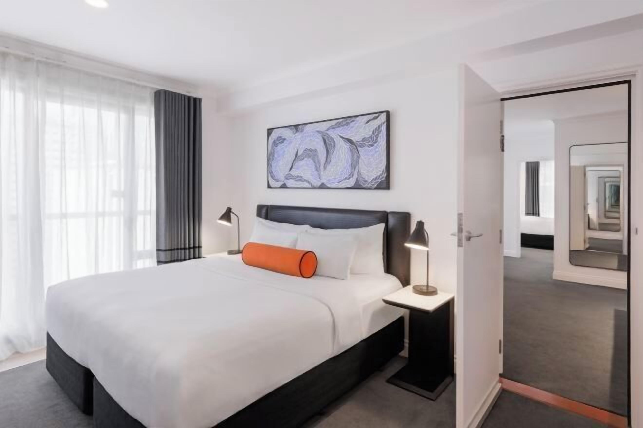 Hypo-allergenic bedding, in-room safe, desk, blackout curtains