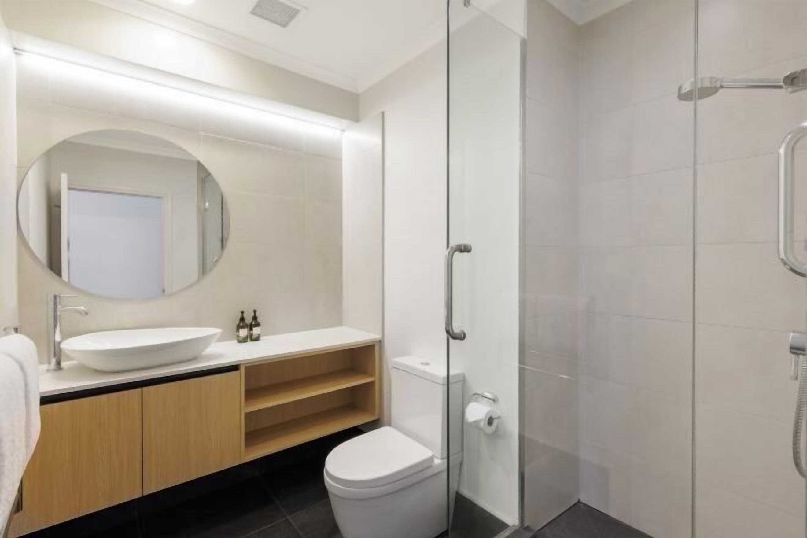 Separate bathtub and shower, free toiletries, hair dryer, bathrobes