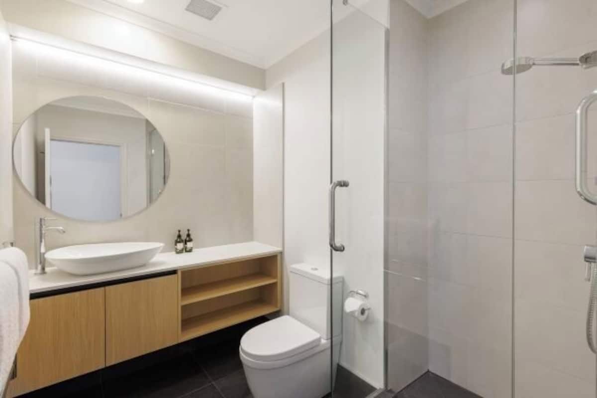 Separate bathtub and shower, free toiletries, hair dryer, bathrobes